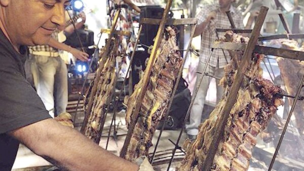 Por sogue, argentinos casi ya no comen asado, según un informe