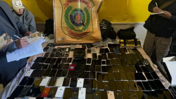 Detienen a colombiano con gran cantida de celulares robados y otros objetos en Asunción