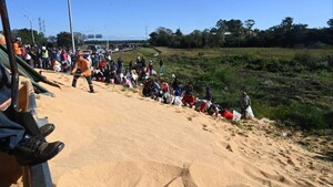 Camión cargado con más de 32 toneladas de harina de soja vuelca en Coronel Oviedo