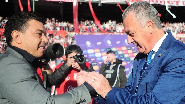 El técnico que pica en punta para dirigir a la Albirroja