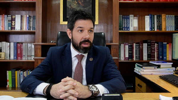 “El permiso para trabajar desnaturaliza la medida cautelar de arresto domiciliario”