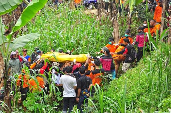Indonesia retoma la misión de búsqueda y rescate para 39 desparecidos por una avalancha - Mundo - ABC Color