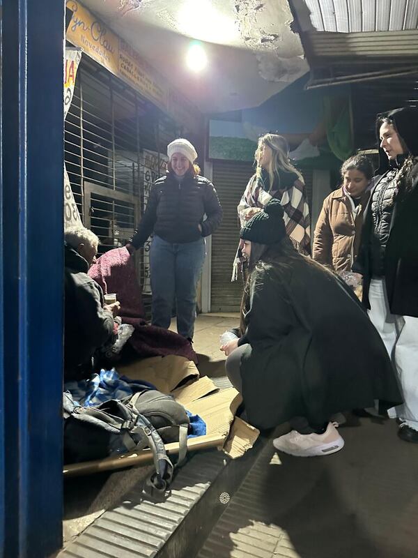 “Noches Solidarias”: voluntarios ayudan a personas en situación de calle durante noches de frío - Nacionales - ABC Color