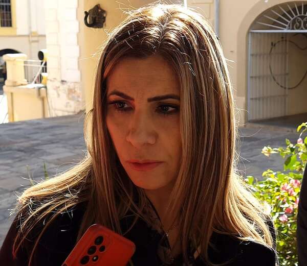 Roya Torres minimiza delito y busca zafar como hizo Tomás Rivas con sus “caseros de oro” - Política - ABC Color