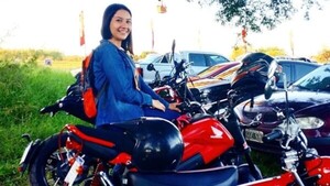 Volcó con su moto por culpa de bache: “Ya no pude esquivar y sufrí golpes”