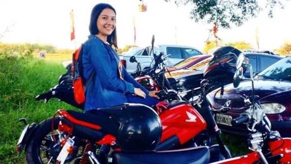 Volcó con su moto por culpa de bache: “Ya no pude esquivar y sufrí golpes”