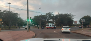 Motociclista evadió control, provocó accidente sobre avda. Irrazábal y huyó