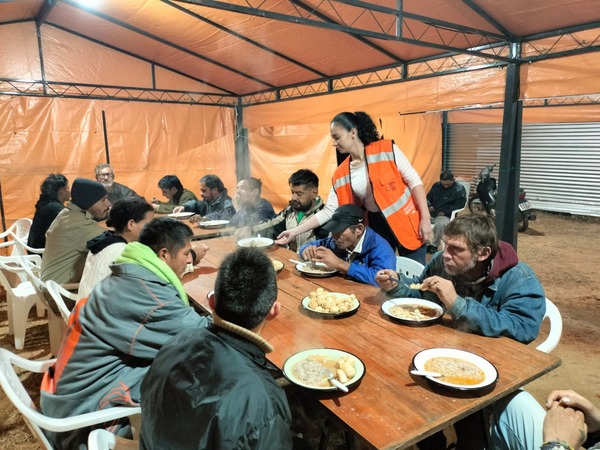 SEN brinda refugio a casi 60 personas sin hogar en una noche gélida en Asunción - ADN Digital