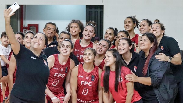 Félix Pérez celebra en la Liga femenina