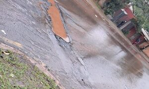 Enorme y peligroso bache sobre ruta Py 07, en Franco
