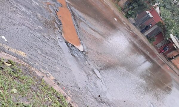 Enorme y peligroso bache sobre ruta Py 07, en Franco