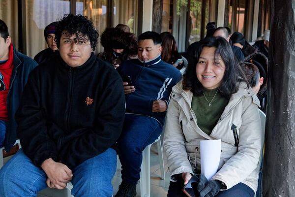 Feria de empleo: pese al frío, muchos jóvenes llegaron a la Expo en busca de su primer trabajo - Economía - ABC Color