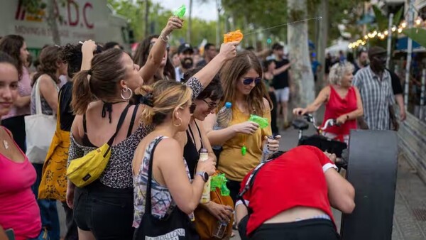 Barcelona: Rocían agua a turistas por causar "expulsión de pobladores"