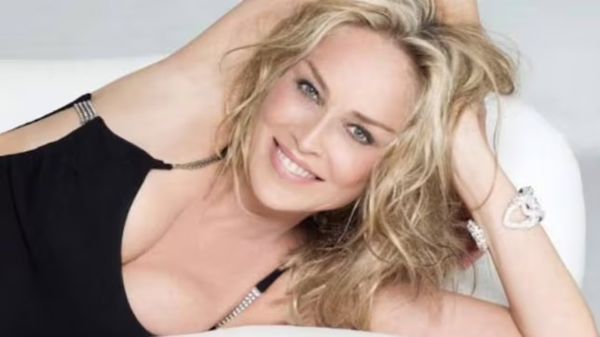 ¡La sorprendente foto de la actriz Sharon Stone pintando en topless!