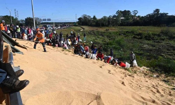 Volcó un camión de harina de soja y las personas se llevaron el producto en bolsas en Coronel Oviedo – Prensa 5