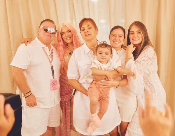 Karol G presenta a su familia: “Bendecida me siento de tenerlos conmigo” - Gente - ABC Color