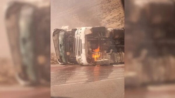 Vuelco e incendio de un camión con chapa paraguaya deja un fallecido en Chile