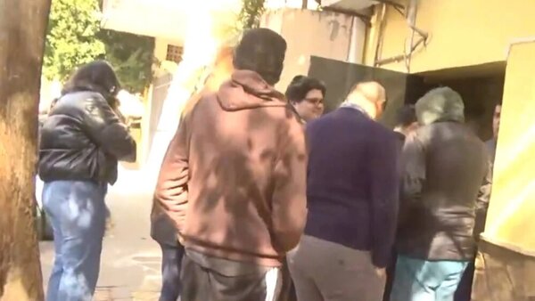 Víctimas de ladrón de celulares hicieron larga fila en sede policial, para recuperar su móvil