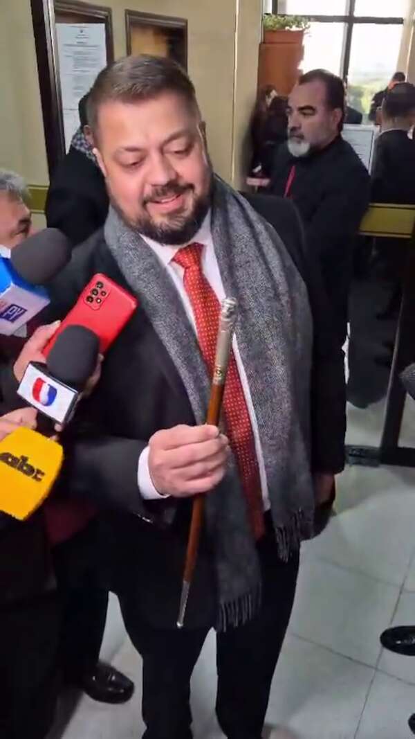 Video: Soroka presume un bastón de mando que habría pertenecido al dictador Stroessner - Política - ABC Color