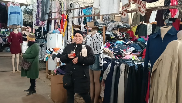 Variedad de abrigos y ropa en el tinglado del mercado municipal