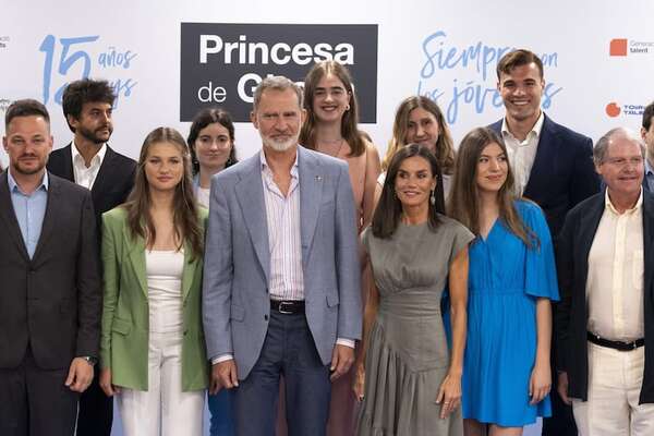 La reina Letizia optó por la moda circular y lució un vestido alquilado - Gente - ABC Color