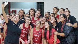 Félix Pérez celebra en la Liga femenina