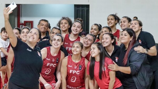 Félix Pérez celebra en la Liga femenina