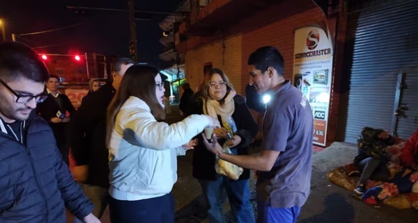 Solidaridad: Jóvenes entregan abrigo y comida a personas vulnerables durante las noches más frías - Unicanal