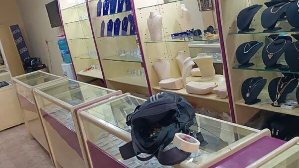Mujeres reducen al sospechoso de hurtar una joyería en Villarrica