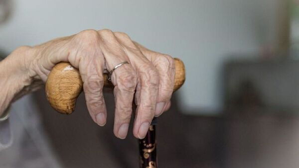Fiscalía imputa a tres hermanos por abandono y falta de asistencia a su madre de 83 años