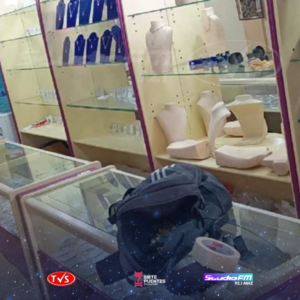 MUJERES REDUCEN AL SOSPECHOSO DE HURTAR UNA JOYERÍA EN VILLARRICA - TVS