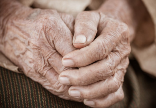 Imputan a tres hermanos por no asistir a su anciana madre