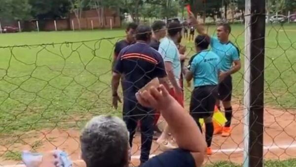 Aficionada le acertó con una piedra a soplapitos