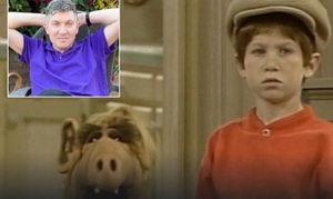Fu encontrado muerto en su auto, el actor que protagonizó al niño en la serie “Alf”