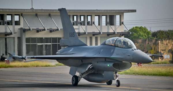 La Nación / Los primeros cazas F 16 enviados por la OTAN llegan a Ucrania