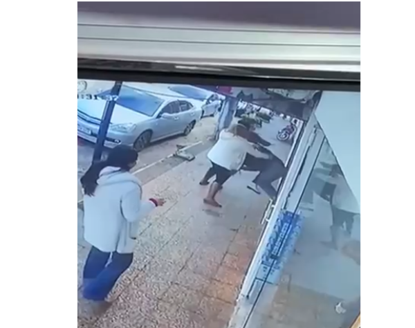 (VIDEO). Mujeres noquean a un ladrón y lo entregan a los polis