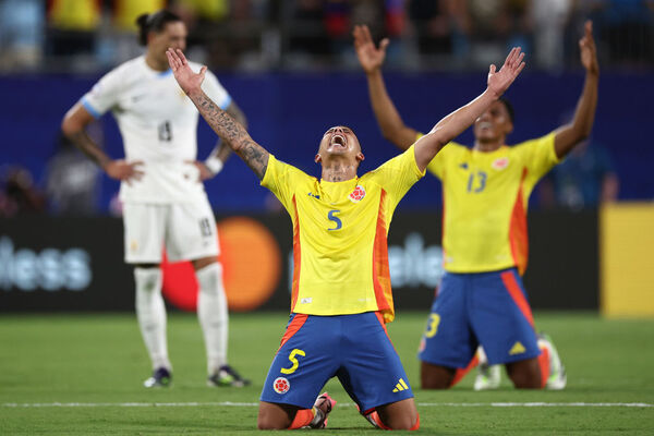Colombia hizo historia: aguantó con diez y eliminó a Uruguay