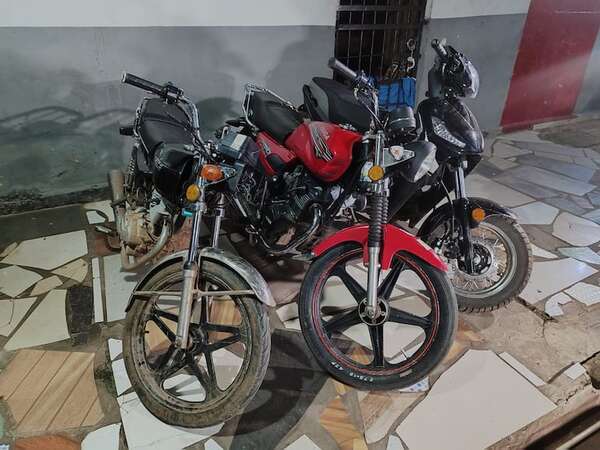 Policía recupera tres motocicletas robadas y aprehende a dos sospechosos en Luque - Policiales - ABC Color