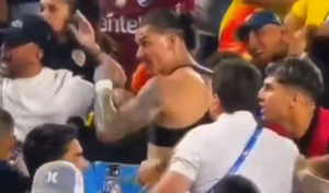 Versus / Colombia vs. Uruguay: Confusión y violencia con futbolistas en las gradas