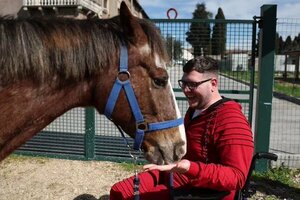 Caballos de terapia como una esperanza para que pacientes neurológicos recuperen las habilidades motoras y la confianza