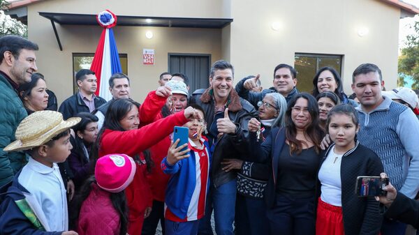 Gobierno entregó 52 viviendas dignas en Coronel Oviedo • PARAGUAY TV HD