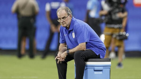 Bielsa ve "verdaderamente lamentables" los incidentes en la grada del Uruguay-Colombia
