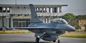 Los primeros cazas F 16 enviados por la OTAN llegan a Ucrania