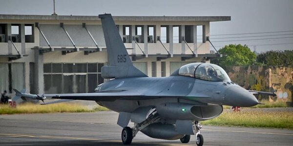 Los primeros cazas F 16 enviados por la OTAN llegan a Ucrania