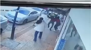 MUJERES DETIENEN A UN DELINCUENTE