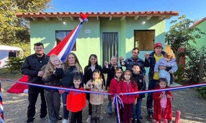 52 familias recibieron sus nuevas viviendas en Coronel Oviedo – Prensa 5
