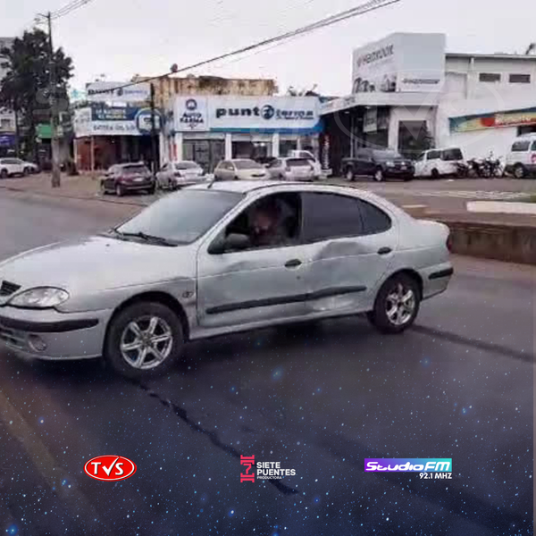 COLISIÓN EN LA AVDA. IRRAZABAL FRENTE A LA GOBERNACIÓN DEJA DAÑOS MATERIALES. - TVS