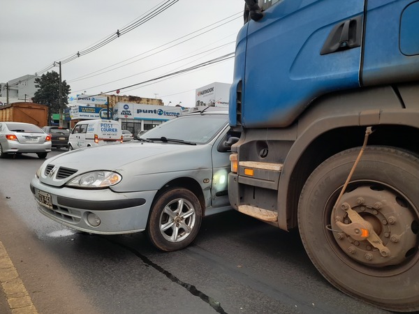 Accidente de tránsito deja importantes daños materiales sobre avda. Irrazábal