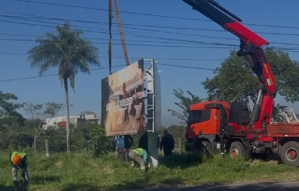 Caminera retira de las rutas carteles instalados de manera irregular