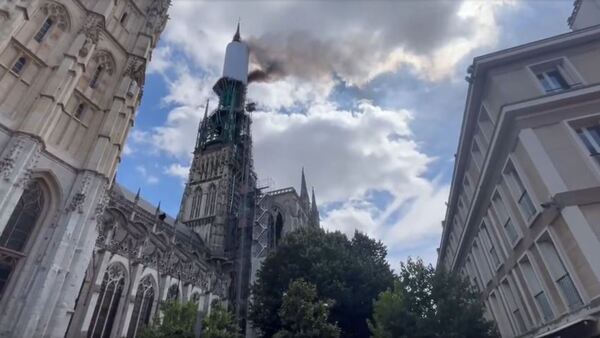 Incendio afecta a la flecha de la catedral francesa de Ruán que data del siglo XIX